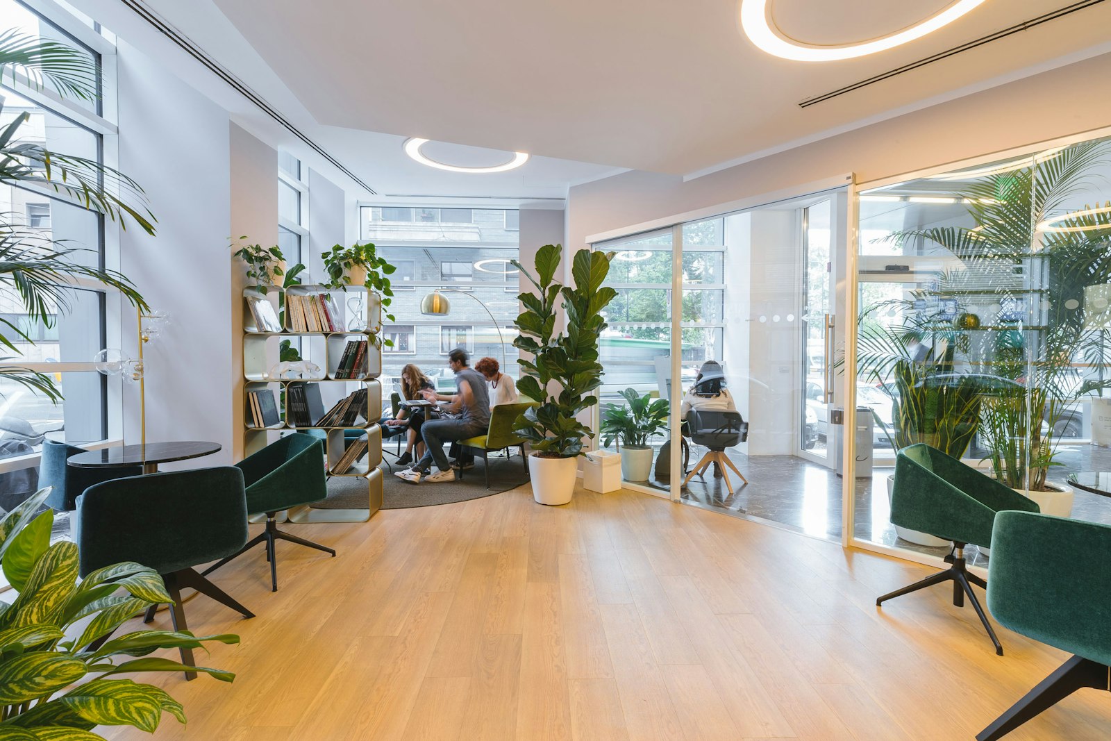 Equipo de trabajo reunido en una oficina